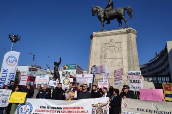 Atanamayan Sağlıkçılar Ankara Ulus Meydanında Basın Açıklaması Yaptı